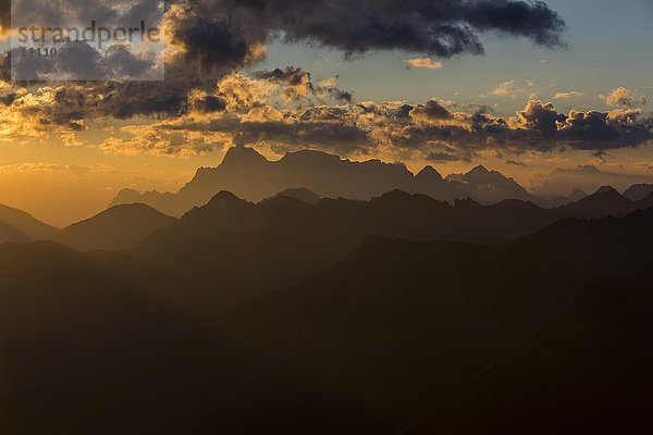 Außerfern Berge mit Zugspitze bei Sonnenaufgang  Elemen  Lechtal  Bezirk Reutte  Tirol  Österreich  Europa
