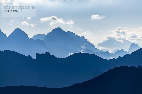 Ehrwalder Berge im blauen Morgennebel  Elemen  Lechtal  Bezirk Reutte  Tirol  Österreich  Europa