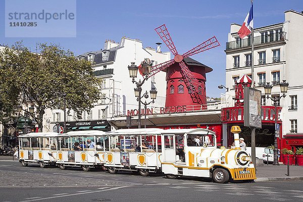 Touristenzug vor dem Varieté-Theater Moulin Rouge  Montmartre  Paris