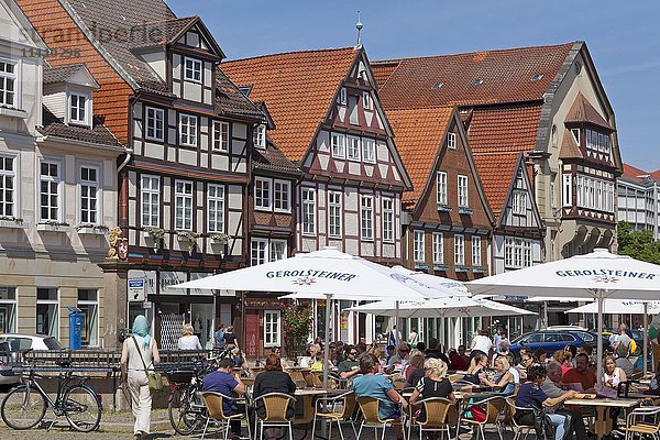 Straßencafé vor Fachwerkhäusern  historisches Zentrum  Celle  Niedersachsen  Deutschland  Europa