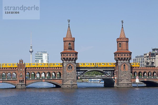 Oberbaumbrücke  Oberbaumbrücke mit U-Bahn  Spree  Berlin  Deutschland  Europa