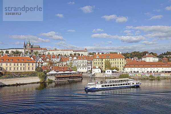 Prager Burg mit historischem Zentrum  Fluss Moldau  Prag  Tschechische Republik  Europa