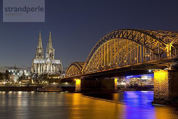 Kölner Dom und Philharmonie mit Hohenzollernbrücke  Nachtszene  Köln  Köln  Nordrhein-Westfalen  Deutschland  Europa