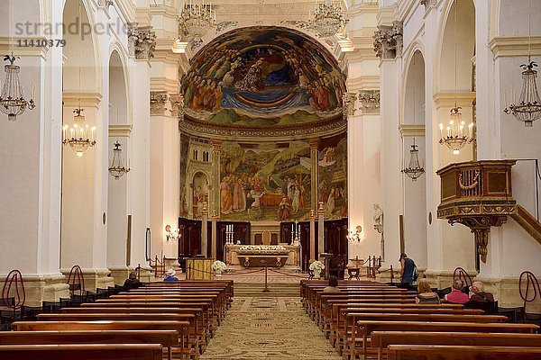 Kirchenschiff und Altarraum  Kathedrale Santa Maria Assunta  Spoleto  Umbrien  Italien  Europa