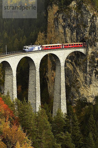 Rhätische Bahn  Albulabahn  Landwasserviadukt  Filisur  Kanton Graubünden  Schweiz  Europa