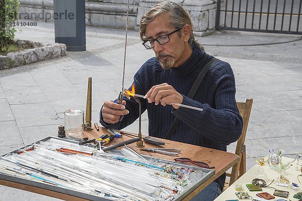 Mann bei der Herstellung von Glasschmuck  Palermo  Sizilien  Italien  Europa
