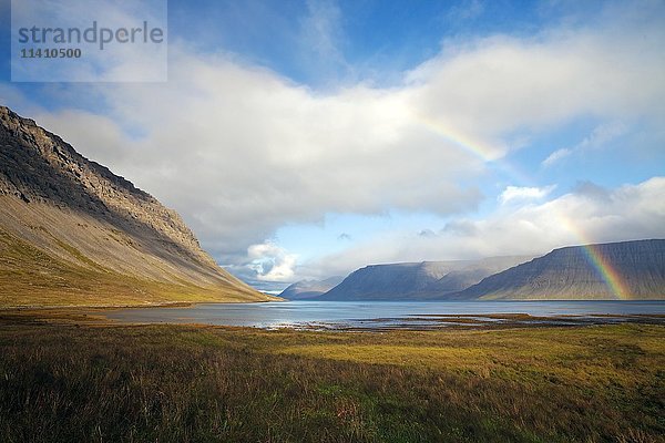 Regenbogen über dem Arnarfjörður  Westfjorde  Island  Europa