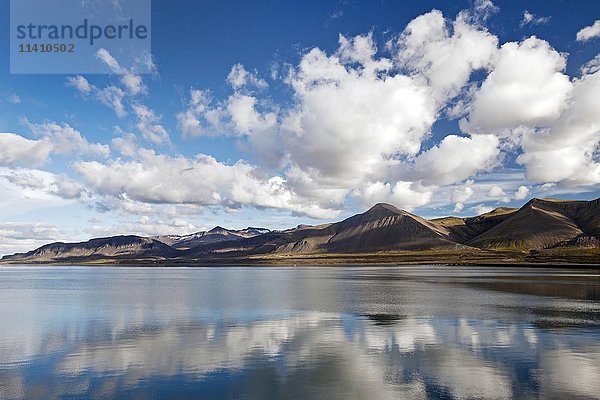 Borgarfjörður Fjord mit bewölktem Himmel  Borganes  Island  Europa