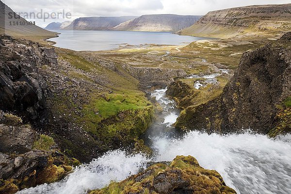 Wasserfall Dynjandi  Blick auf den Arnarfjörður  Westfjorde  Island  Europa