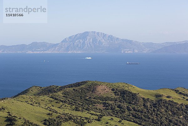 Sierra del Cabrito und die Straße von Gibraltar mit Jebel Musa in Marokko  Cádiz  Andalusien  Spanien  Europa