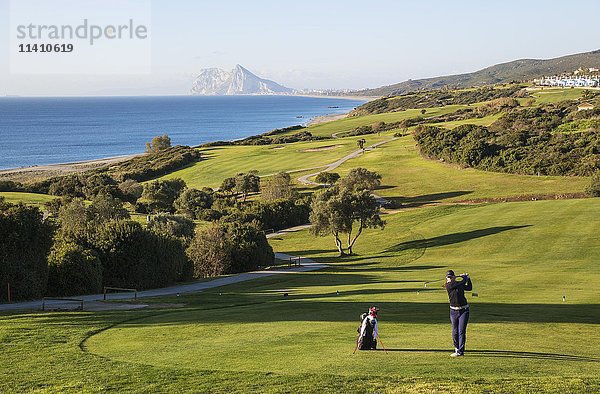 Golfer im La Alcaidesa Golf Resort mit Blick auf das Mittelmeer und den Felsen von Gibraltar  Cádiz  Andalusien  Spanien  Europa