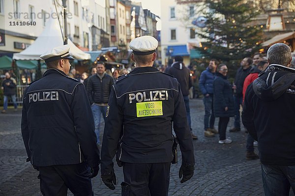 Polizeibeamte  Videoaufnahme  Weihnachtsmarkt  historisches Zentrum  Koblenz  Rheinland-Pfalz  Deutschland  Europa