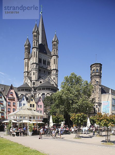 Bunte Häuser am Fischmarkt und Große St. Martinskirche  Köln  Nordrhein-Westfalen  Deutschland  Europa