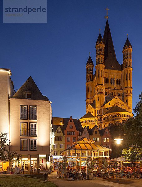 Häuser am Fischmarkt mit Kirche Groß Sankt Martin  Abenddämmerung  Köln  Nordrhein-Westfalen  Deutschland  Europa