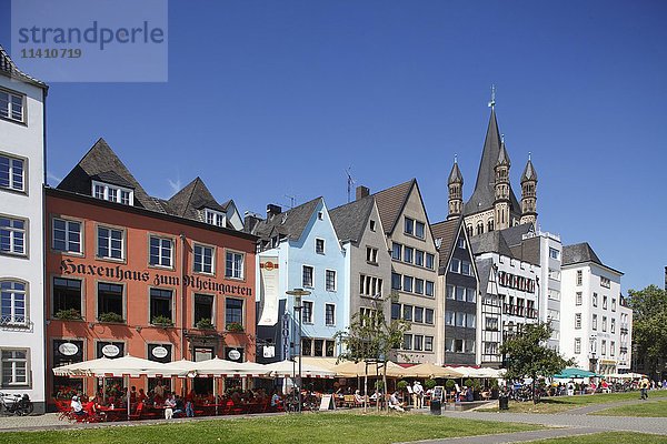 Häuser und Restaurants am Rheinufer  dahinter die große Martinskirche  Köln  Nordrhein-Westfalen  Deutschland  Europa