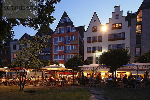 Häuser und Restaurants am Rheinufer  Abenddämmerung  Köln  Nordrhein-Westfalen  Deutschland  Europa