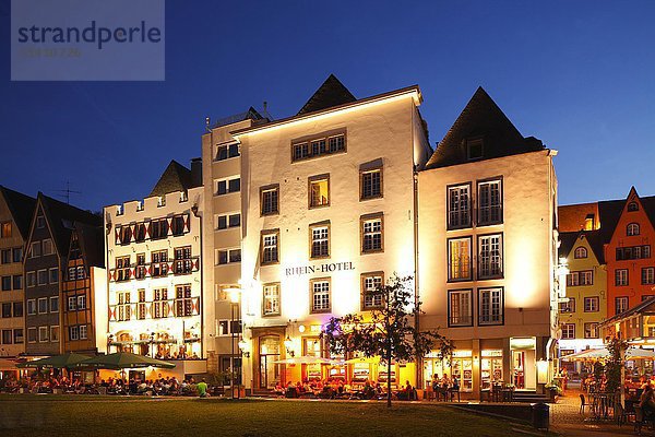 Häuser am Rheinufer  Rhein Hotel und Delfter Haus  Kneipe  Abenddämmerung  Köln  Nordrhein-Westfalen  Deutschland  Europa