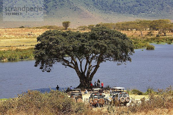 Touristen auf Safari  ATVs am Rastplatz  Ngorongoro  Serengeti-Nationalpark  Tansania  Afrika