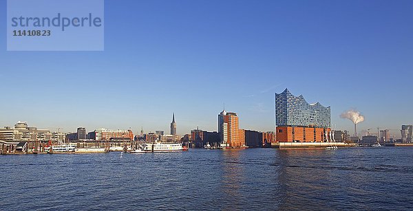 Hamburger Hafen  nördliches Elbufer mit Elbphilharmonie  Hanseatic Trade Center und Bürogebäuden  Kehrwiederspitze  HafenCity  Hamburg  Deutschland  Europa