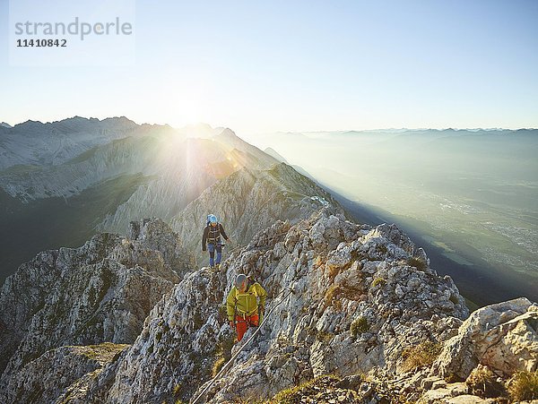 Sonnenaufgang am Grat  Klettersteig  zwei Kletterer am Stahlseil  Nordkette Innsbruck  Tirol  Österreich  Europa