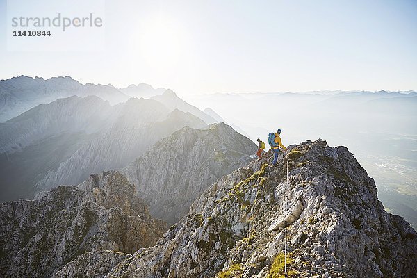 Bergsteigen  zwei Kletterer am Stahlseil gesichert  Inntal  Inntaler Kette  Tirol  Österreich  Europa