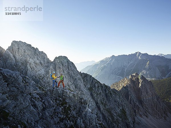 Zwei Kletterer auf einem Klettersteig  Karwendel  Inntaler Kette  Tirol  Österreich  Europa