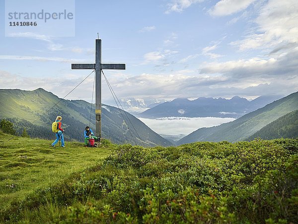 Wanderer am Gipfelkreuz  Kemater Alm  Kalkkögel  Tirol  Österreich  Europa