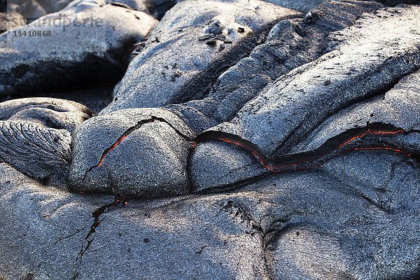 Vulkanausbruch  glühende Lava fließt und kühlt ab  Pu'u'?'? Vulkan  Hawai'i Volcanoes National Park  Big Island  Hawaii  USA  Nordamerika