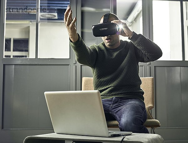 Mann mit VR-Brille  Brille der virtuellen Realität