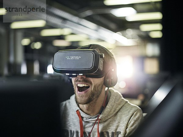 Mann mit VR-Brille  Virtual-Reality-Brille und Kopfhörer