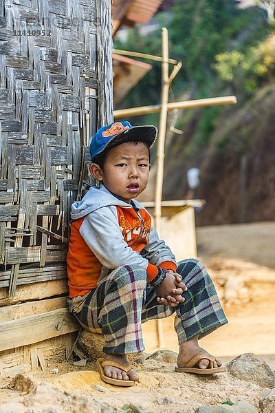 Kleiner Junge sitzt vor einer Blockhütte  Palaung Bergvolk  Palaung Dorf in Kyaukme  Shan Staat  Myanmar  Asien