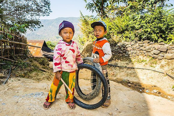 Zwei kleine Jungen mit Reifen als Spielzeug  Palaung Bergvolk  Palaung Dorf in Kyaukme  Shan Staat  Myanmar  Asien
