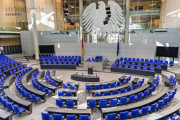 Leerer Plenarsaal der deutschen Regierung  Deutscher Bundestag  Reichstagsgebäude  Innenraum  Regierungsviertel  Berlin  Deutschland  Europa