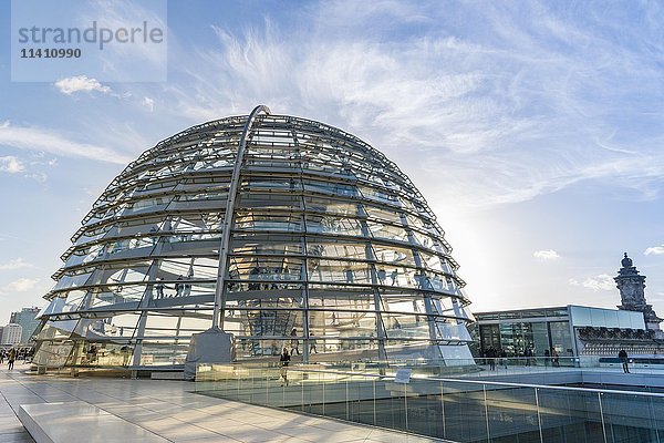 Reichstags-Kuppel  Besucher  Deutscher Bundestag  Reichstagsgebäude  Regierungsviertel  Berlin  Deutschland  Europa