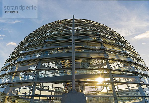Reichstags-Kuppel  Besucher  Deutscher Bundestag  Reichstagsgebäude  Regierungsviertel  Berlin  Deutschland  Europa