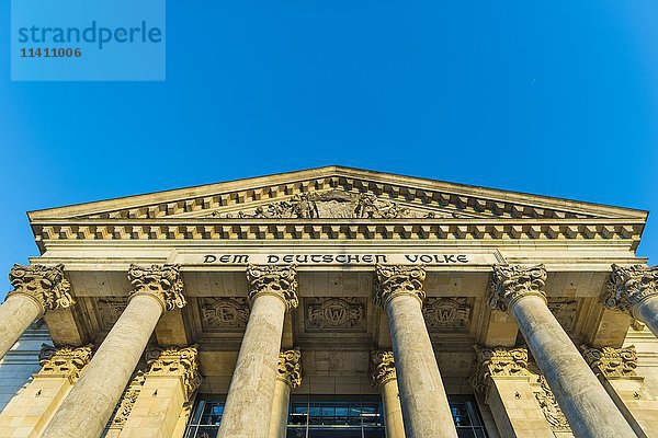 Deutscher Bundestag  Giebel mit Inschrift Dem Deutschen Volke  Reichstagsgebäude  Regierungsviertel  Berlin  Deutschland  Europa