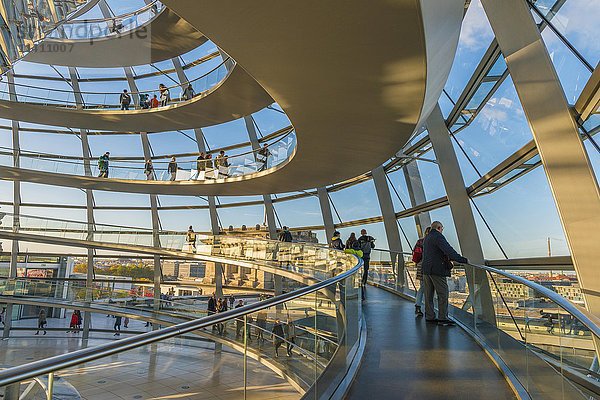 Innenansicht der Reichstagskuppel mit Besuchern  Reichstagsgebäude  Bundestag  Berlin  Deutschland  Europa