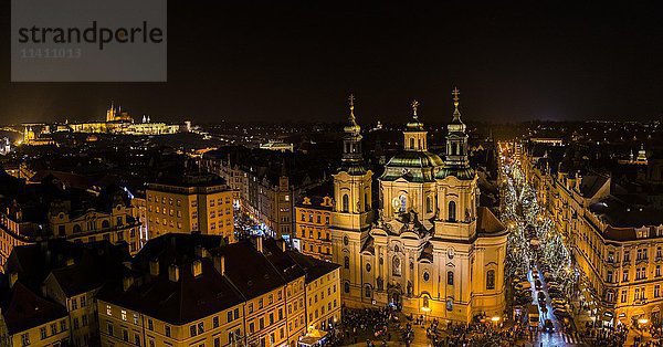 Prags historisches Zentrum mit der St.-Nikolaus-Kirche am Altstädter Ring  Blick vom Altstädter Ring bei Nacht  Hradschin  Prager Burg und Veitsdom im Hintergrund  Prag  Tschechische Republik  Europa