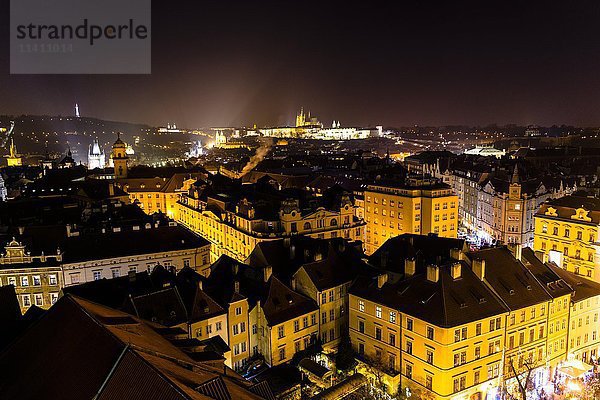 Prags historisches Zentrum  Blick vom Altstädter Rathaus bei Nacht  Hradschin  Prager Burg und Veitsdom im Hintergrund  Prag  Böhmen  Tschechische Republik  Europa