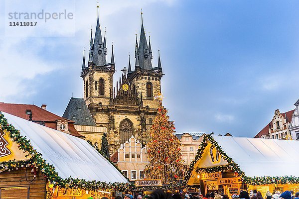 Tyn-Kathedrale  Weihnachtsmarkt  Altstädter Ring  Prag  Tschechische Republik  Europa