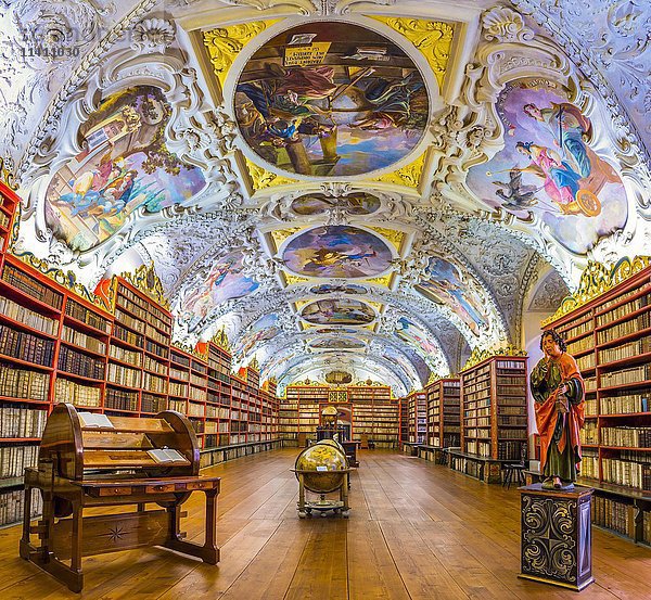 Theologischer Saal  historische Bibliothek  Globen und alte Bücher  Strahov-Kloster  Hradschin  Prag  Tschechische Republik  Europa
