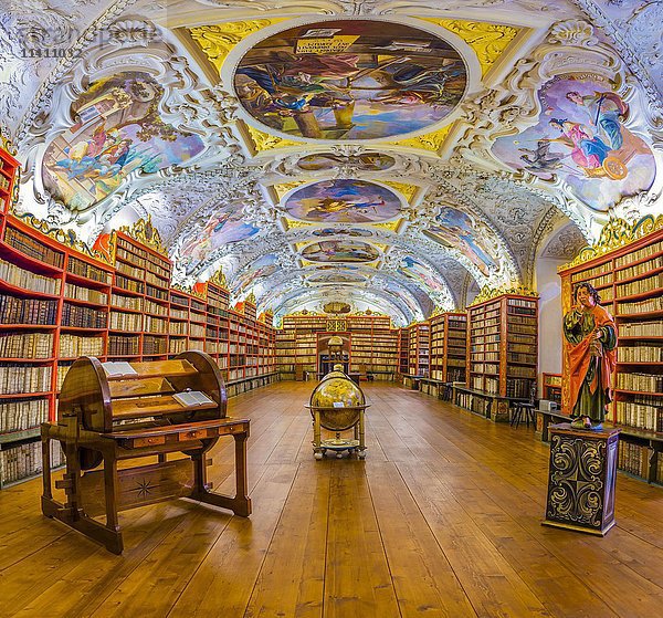 Theologischer Saal  historische Bibliothek  Globen und alte Bücher  Strahov-Kloster  Hradschin  Prag  Tschechische Republik  Europa