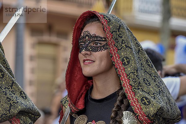 Frau in historischer Kleidung  Umzug der Mauren und Christen  Moros y Cristianos  Jijona oder Xixona  Provinz Alicante  Costa Blanca  Spanien  Europa
