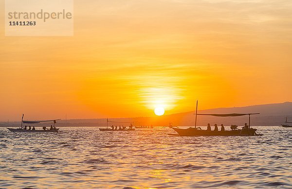 Sonnenaufgang  Auslegerkanus auf dem Meer  Lovina Beach  Bali  Indonesien  Asien