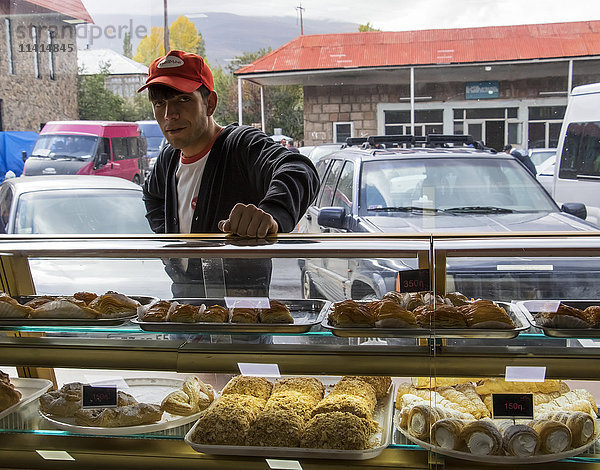 Gebäck zum Verkauf in der Bäckerei Gntunik; Aparan  Provinz Aragatsotn  Armenien'.