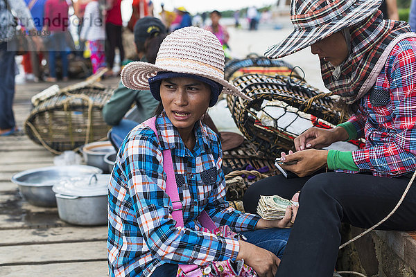 Einheimisches Leben auf dem berühmten Krabbenmarkt; Kep  Kambodscha'.