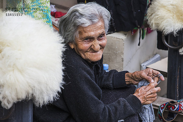 Alte georgische Frau beim Stricken; Sighnaghi  Kachetien  Georgien