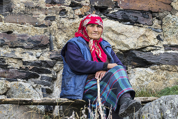 Alte Svanerin bei ihrem Haus im Dorf Chazhashi; Ushguli  Samegrelo-Zemo Svaneti  Georgien'.