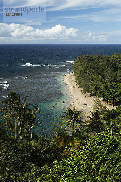 Haena Beach State Park und Ke'e Beach vom Kalalau Trail  Na Pali Coast; Kauai  Hawaii  Vereinigte Staaten von Amerika'.