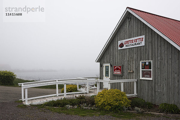 Hummerrestaurant an der Küste mit Nebel über dem Wasser  Cape Breton Island; Louisbourg  Nova Scotia  Kanada'.